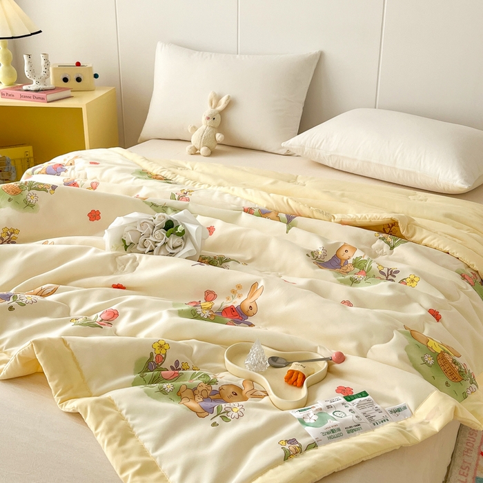 91家纺网 家纺一手货源 找家纺 爱宝被业 2025新款亲肤棉印花100%新疆棉花夏被空调被 可妮兔的庄园