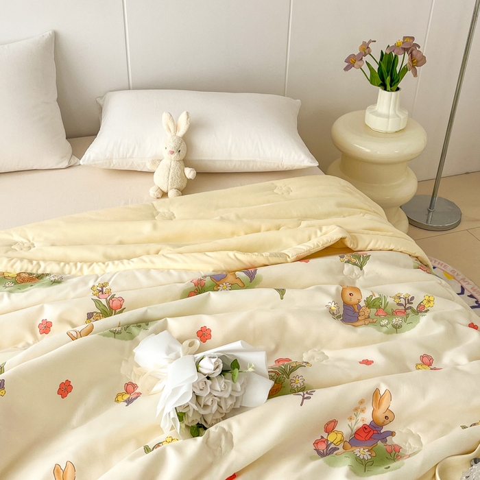 91家纺网 家纺一手货源 找家纺 爱宝被业 2025新款亲肤棉印花100%新疆棉花夏被空调被 可妮兔的庄园