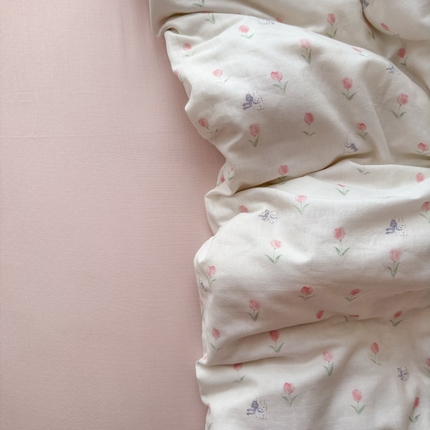 91家纺网 家纺一手货源 找家纺 亿梵家居 2025新款A类母婴级有氧全棉纯棉双层纱纯棉印花四件套-床拍图 朵拉-粉