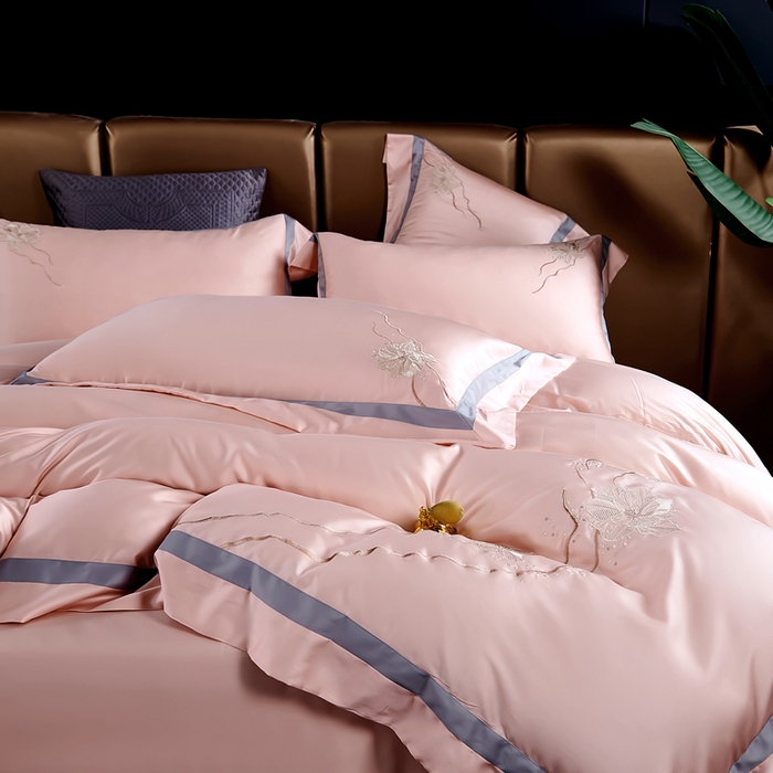 91家纺网 家纺一手货源 找家纺 U品汇 2025新款60支天丝棉莱赛尔纤维刺绣花四件套纯棉全棉凉感丝滑礼盒包装（西雅图） 西雅图-豆沙