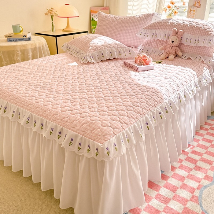 91家纺网 家纺一手货源 找家纺 金盛皇朝家纺 2025新款格子空间水洗棉床裙 格子空间-多巴胺粉