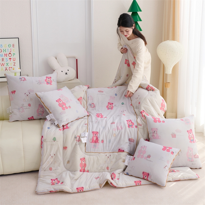 91家纺网 家纺一手货源 找家纺 照世 2025新款凉感丝印花抱枕被 熊熊乐园