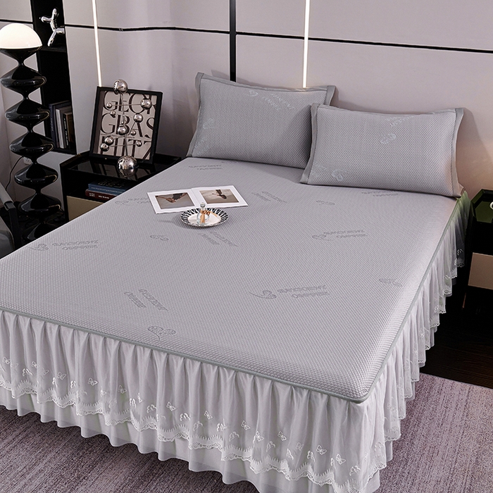 91家纺网 家纺一手货源 找家纺 青雅席业 2025新款7A抗菌母婴级纯乙纶PE刺绣凉感丝豆豆席 床裙款 字母爱心-灰