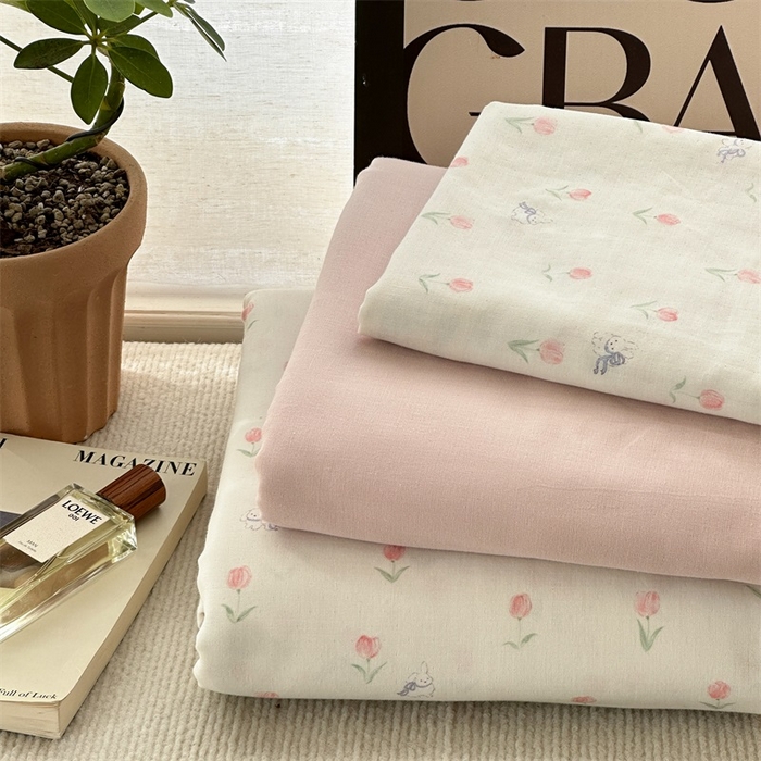 91家纺网 家纺一手货源 找家纺 亿梵家居 2025新款A类母婴级有氧全棉纯棉双层纱纯棉印花四件套-叠拍图 朵拉-粉