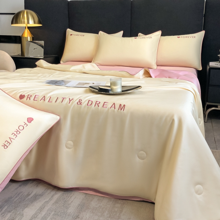 91家纺网 家纺一手货源 找家纺 吾诺 2025 双拼及羽毛刺绣夏被四件套绣花夏被水洗天丝夏被水洗真丝夏凉被空调被 奶黄-豆沙