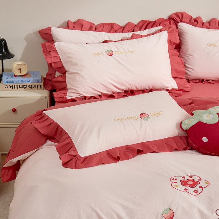 91家纺网 家纺一手货源 找家纺 绒梦里 A类全棉水洗棉韩版贴布绣草莓四件套-小莓好系列 红色小莓好