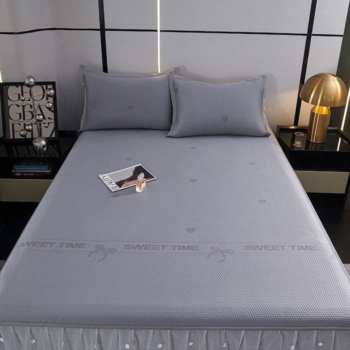 91家纺网 家纺一手货源 找家纺 青雅席业 2025新款7A抗菌母婴级纯乙纶PE刺绣凉感丝豆豆席 床笠花边款 爱心蝴蝶结-灰