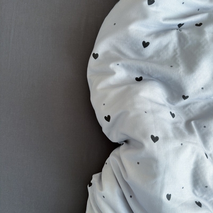 91家纺网 家纺一手货源 找家纺 亿梵家居 2025新款A类母婴级有氧全棉纯棉双层纱纯棉印花四件套-床拍图 心恋-灰