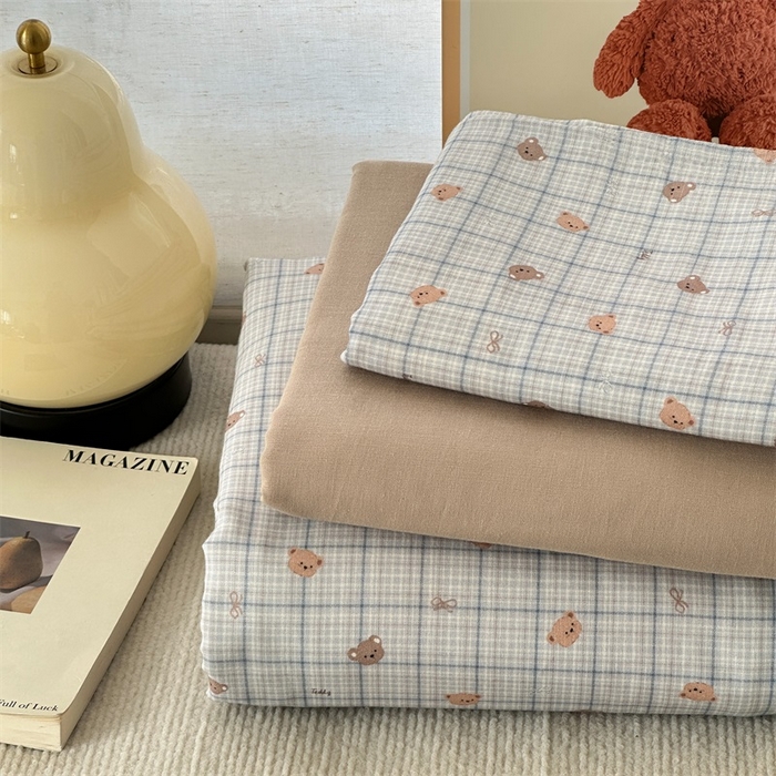 91家纺网 家纺一手货源 找家纺 亿梵家居 2025新款A类母婴级有氧全棉纯棉双层纱纯棉印花四件套-叠拍图 韩系小熊-兰