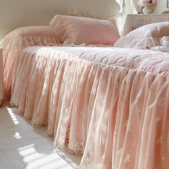 91家纺网 家纺一手货源 找家纺 2025新款韩式蕾丝丝光棉夹棉床裙-蜜芙 蜜芙-蜜桃粉