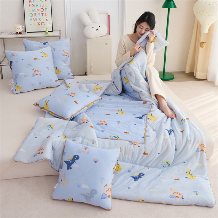 91家纺网 家纺一手货源 找家纺 照世 2025新款凉感丝印花抱枕被 恐龙假期