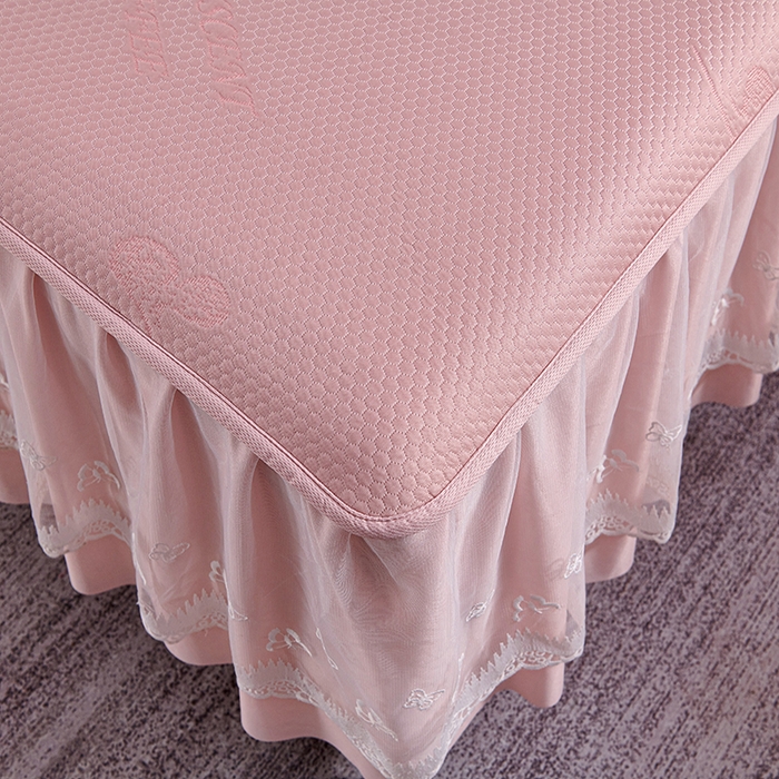 91家纺网 家纺一手货源 找家纺 青雅席业 2025新款7A抗菌母婴级纯乙纶PE刺绣凉感丝豆豆席 床裙款 字母爱心-粉