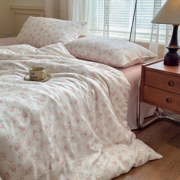 91家纺网 家纺一手货源 找家纺 亿梵家居 2025新款A类母婴级有氧全棉纯棉双层纱纯棉印花四件套-床拍图 若欢-粉