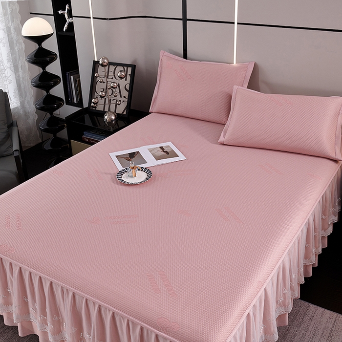 91家纺网 家纺一手货源 找家纺 青雅席业 2025新款7A抗菌母婴级纯乙纶PE刺绣凉感丝豆豆席 床裙款 字母爱心-粉