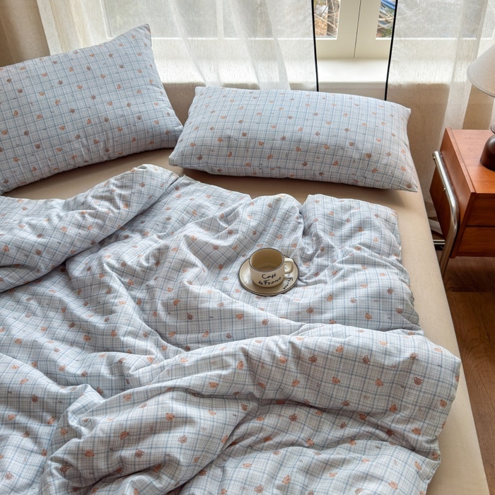 91家纺网 家纺一手货源 找家纺 亿梵家居 2025新款A类母婴级有氧全棉纯棉双层纱纯棉印花四件套-床拍图 韩系小熊-兰