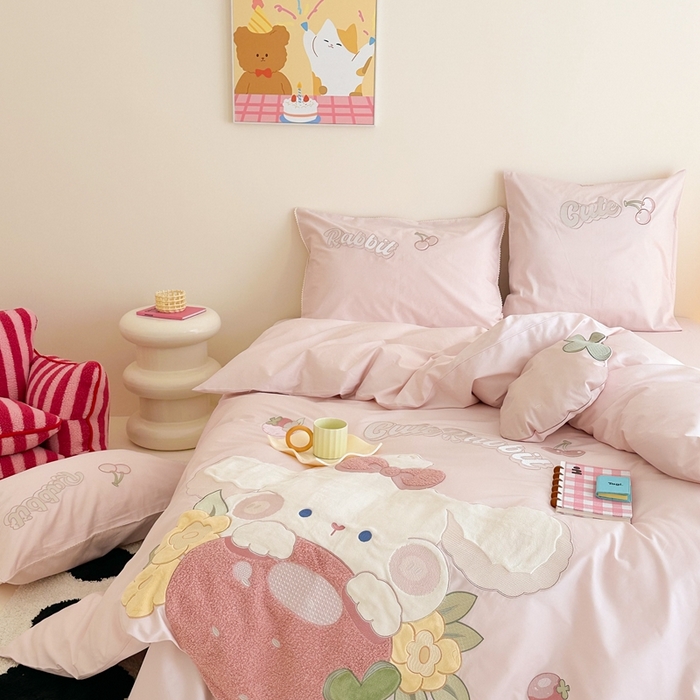 91家纺网 家纺一手货源 找家纺 西西家居 2025新款100支全棉四件套 草莓狗