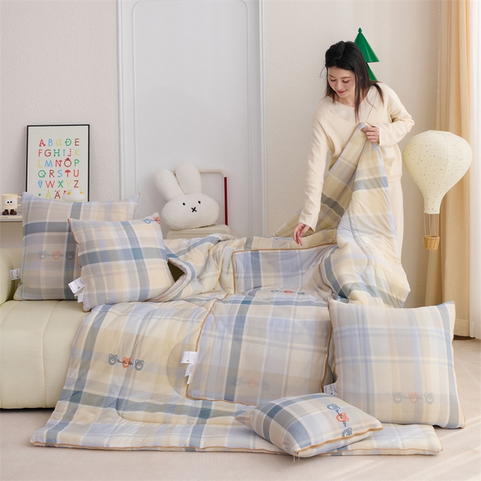 91家纺网 家纺一手货源 找家纺 照世 2025新款凉感丝印花抱枕被 小熊格子