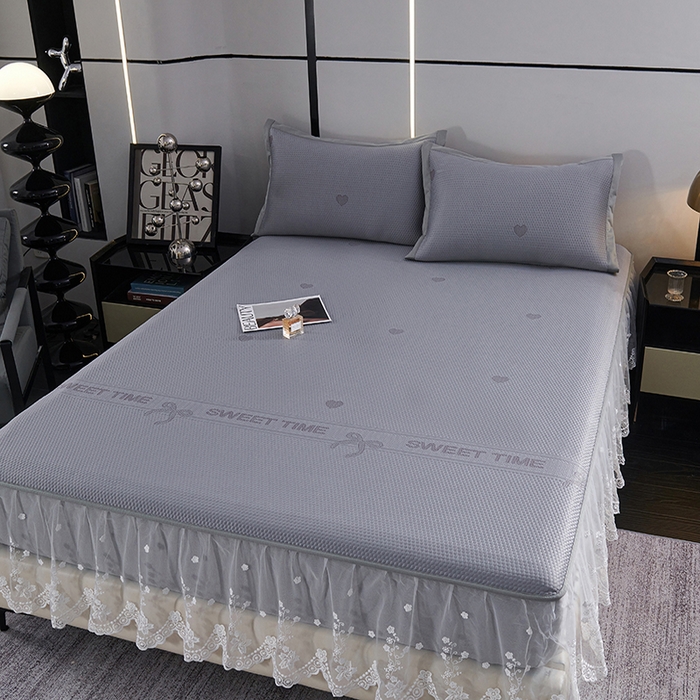 91家纺网 家纺一手货源 找家纺 青雅席业 2025新款7A抗菌母婴级纯乙纶PE刺绣凉感丝豆豆席 床笠花边款 爱心蝴蝶结-灰