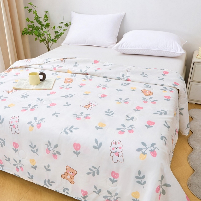 91家纺网 家纺一手货源 找家纺 2025新款亲肤绒礼品夏被窄边 玫瑰小熊