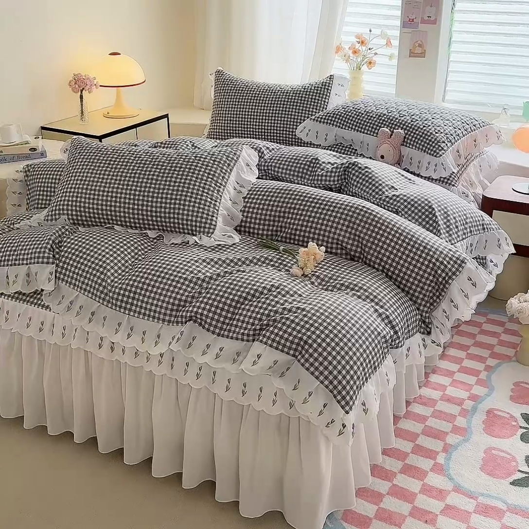 91家纺网 家纺一手货源 找家纺 金盛皇朝家纺 2025新款格子空间水洗棉床裙 格子空间-莫兰迪灰