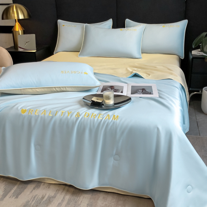 91家纺网 家纺一手货源 找家纺 吾诺 2025 双拼及羽毛刺绣夏被四件套绣花夏被水洗天丝夏被水洗真丝夏凉被空调被 天空蓝-奶黄