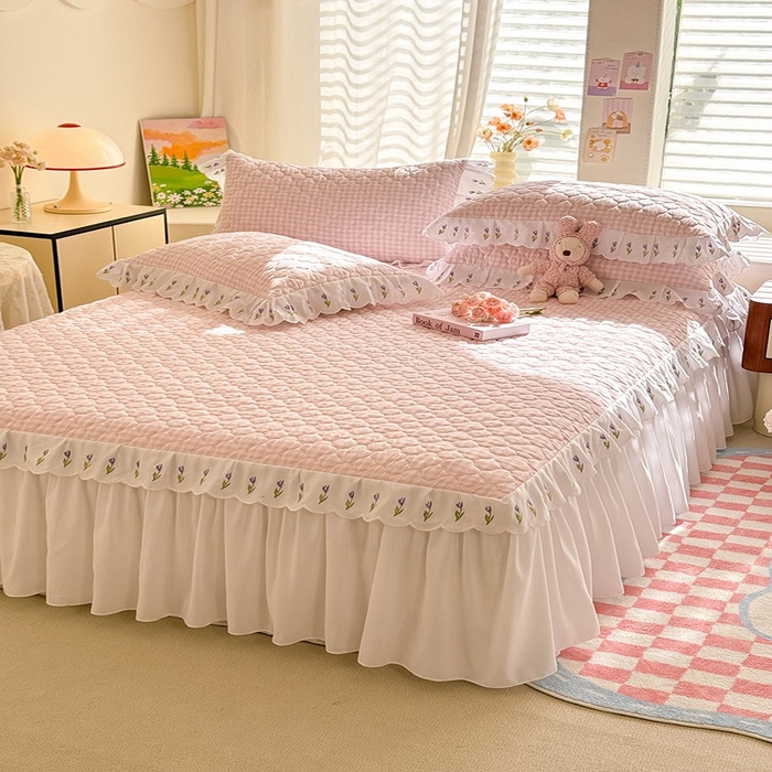 91家纺网 家纺一手货源 找家纺 金盛皇朝家纺 2025新款格子空间水洗棉床裙 格子空间-多巴胺粉