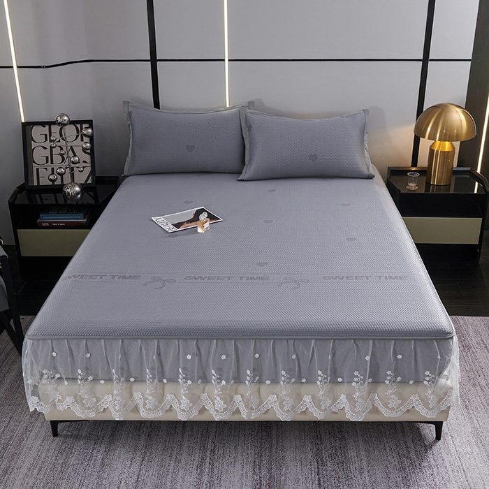 91家纺网 家纺一手货源 找家纺 青雅席业 2025新款7A抗菌母婴级纯乙纶PE刺绣凉感丝豆豆席 床笠花边款 爱心蝴蝶结-灰