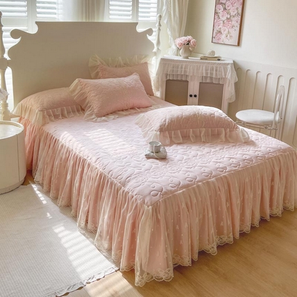 91家纺网 家纺一手货源 找家纺 （总）2025新款韩式蕾丝丝光棉夹棉床裙-蜜芙