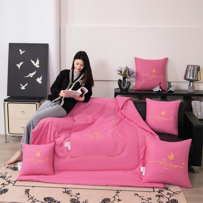 91家纺网 家纺一手货源 找家纺 照世家纺 2025新款柔软透气全棉抱枕被-蝶影 蝶影-粉色