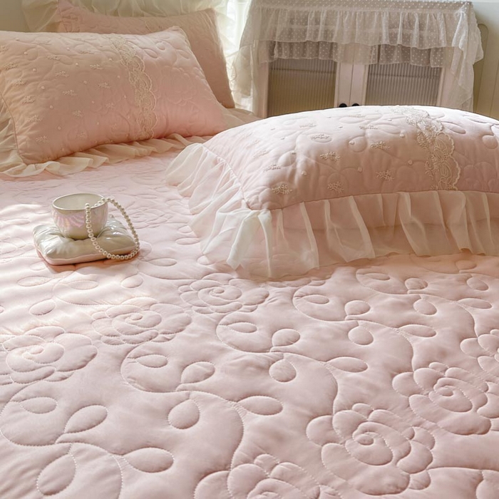 91家纺网 家纺一手货源 找家纺 2025新款韩式蕾丝丝光棉夹棉床裙-蜜芙 蜜芙-蜜桃粉