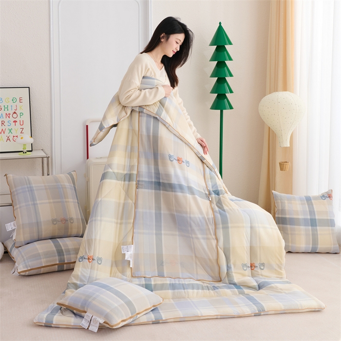 91家纺网 家纺一手货源 找家纺 照世 2025新款凉感丝印花抱枕被 小熊格子