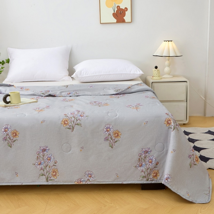 91家纺网 家纺一手货源 找家纺 2025新款亲肤绒礼品夏被窄边 花香漫语