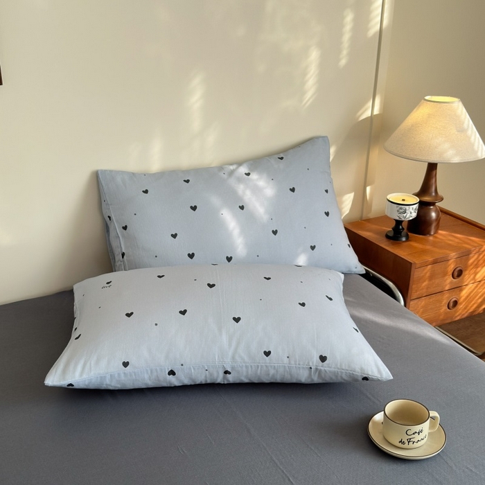 91家纺网 家纺一手货源 找家纺 亿梵家居 2025新款A类母婴级有氧全棉纯棉双层纱纯棉印花四件套-床拍图 心恋-灰