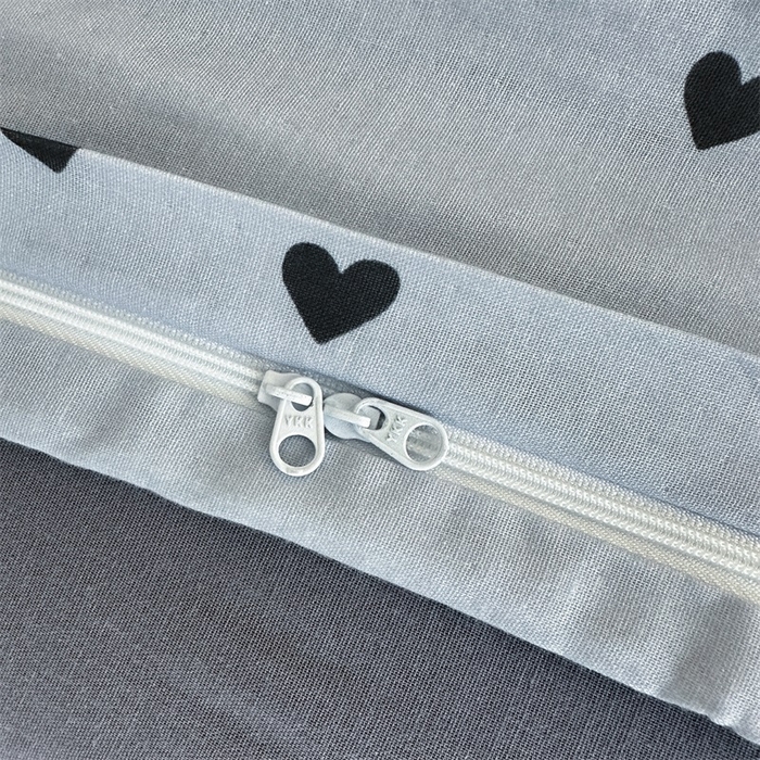 91家纺网 家纺一手货源 找家纺 亿梵家居 2025新款A类母婴级有氧全棉纯棉双层纱纯棉印花四件套-床拍图 心恋-灰