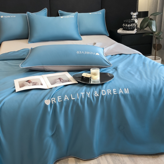 91家纺网 家纺一手货源 找家纺 吾诺 2025 双拼及羽毛刺绣夏被四件套绣花夏被水洗天丝夏被水洗真丝夏凉被空调被 静谧蓝-经典灰