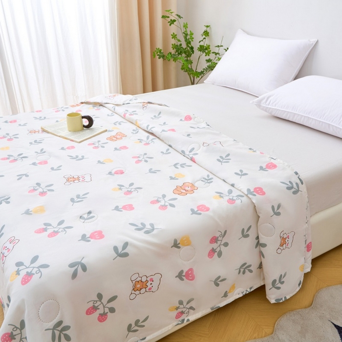 91家纺网 家纺一手货源 找家纺 2025新款亲肤绒礼品夏被窄边 玫瑰小熊