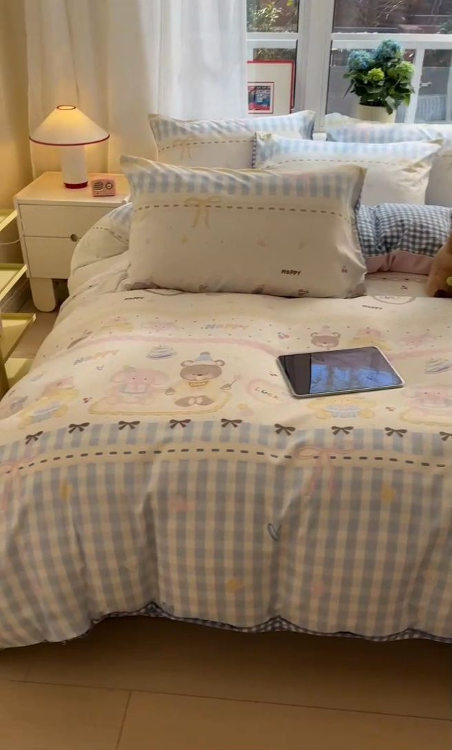 91家纺网 家纺一手货源 找家纺 盛秋家纺 2025新款卡通单被套 开心派对+蓝小格