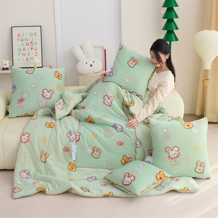 91家纺网 家纺一手货源 找家纺 照世 2025新款凉感丝印花抱枕被 圈圈兔