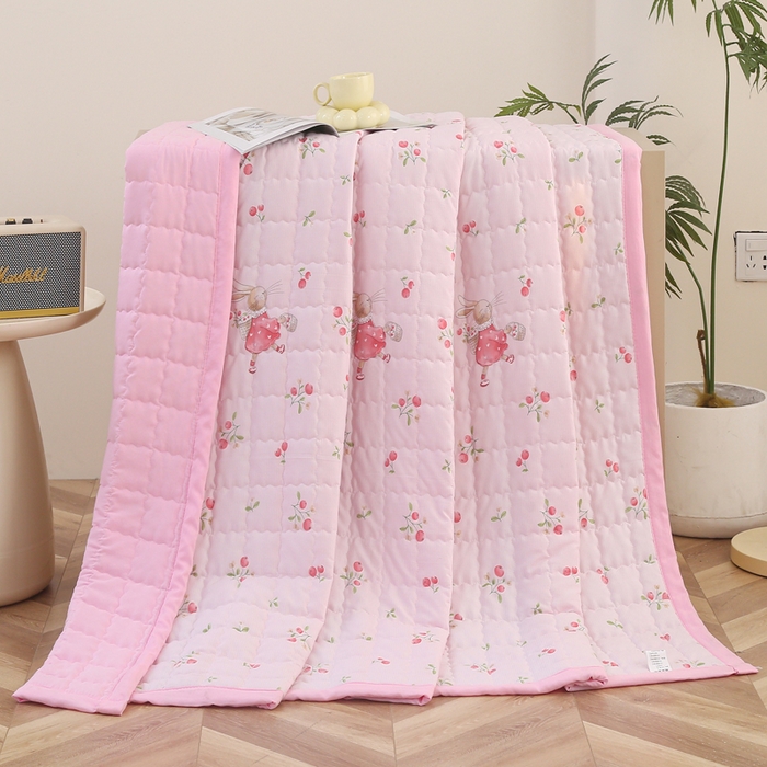 91家纺网 家纺一手货源 找家纺 被多多被业  2025新款小清新印花小竺棉多针绗绣夏凉被 樱桃小兔