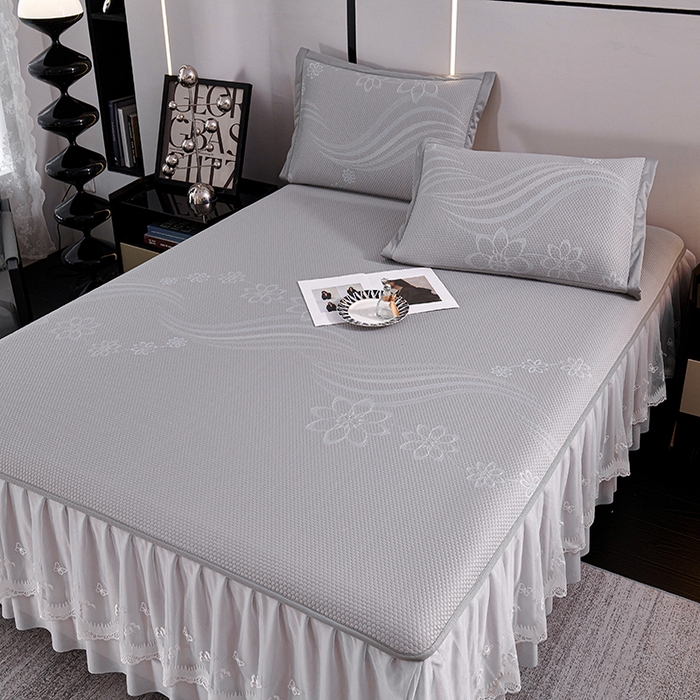 91家纺网 家纺一手货源 找家纺 青雅席业 2025新款7A抗菌母婴级纯乙纶PE刺绣凉感丝豆豆席 床裙款 浪花-灰