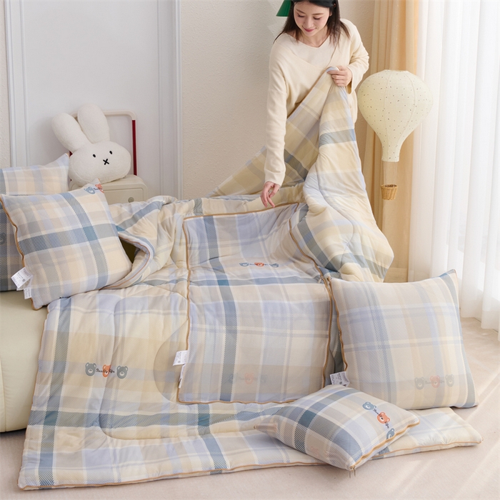 91家纺网 家纺一手货源 找家纺 照世 2025新款凉感丝印花抱枕被 小熊格子