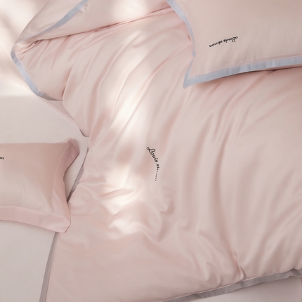 涞澳家纺 2025新款天丝棉双色拼边绣字款四件套-可夏系列 可夏-甜味粉