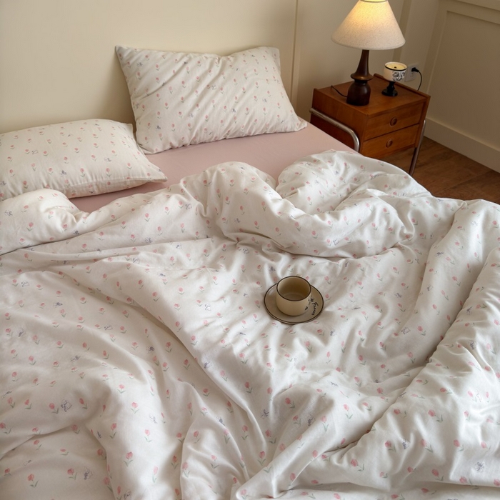 91家纺网 家纺一手货源 找家纺 亿梵家居 2025新款A类母婴级有氧全棉纯棉双层纱纯棉印花四件套-床拍图 朵拉-粉