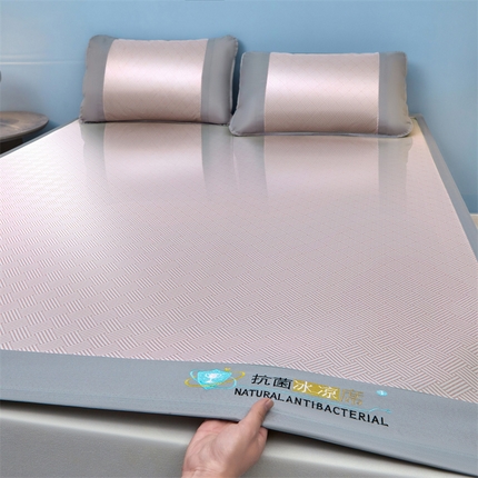 91家纺网 家纺一手货源 找家纺 （总）航途席业 2025新款凉席抗菌三明治可水洗碳光冰丝席宽边刺绣冰丝席