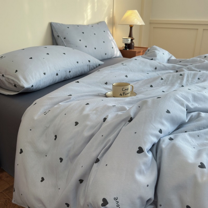 91家纺网 家纺一手货源 找家纺 亿梵家居 2025新款A类母婴级有氧全棉纯棉双层纱纯棉印花四件套-床拍图 心恋-灰