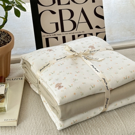 91家纺网 家纺一手货源 找家纺 （总）亿梵家居 2025新款A类母婴级有氧全棉纯棉双层纱纯棉印花四件套-叠拍图