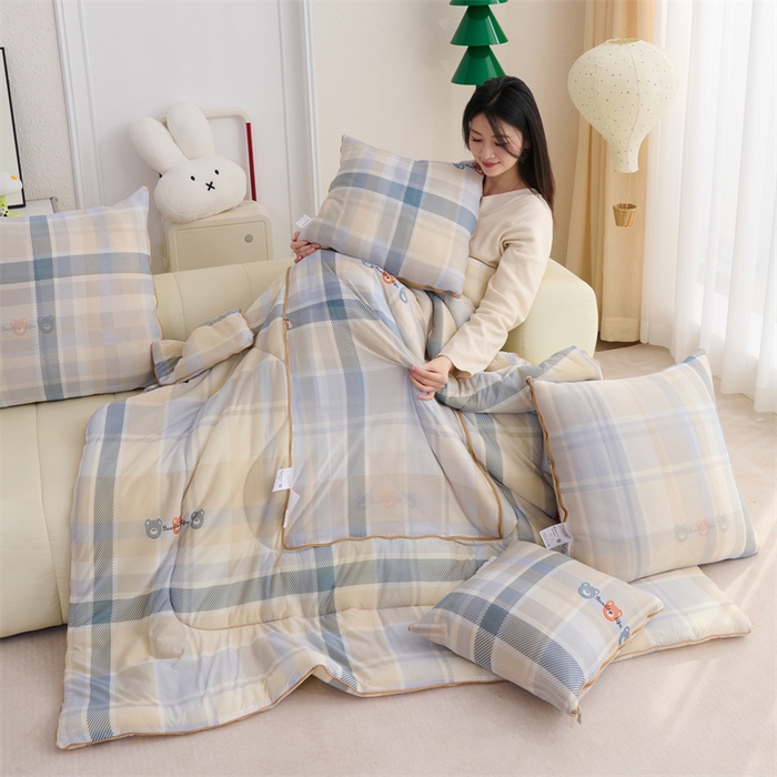 91家纺网 家纺一手货源 找家纺 照世 2025新款凉感丝印花抱枕被 小熊格子