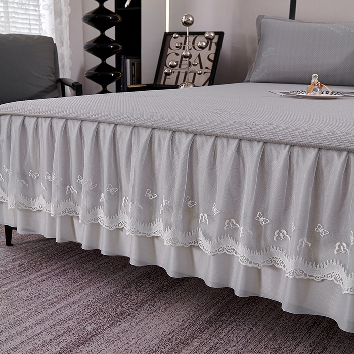 91家纺网 家纺一手货源 找家纺 青雅席业 2025新款7A抗菌母婴级纯乙纶PE刺绣凉感丝豆豆席 床裙款 字母爱心-灰