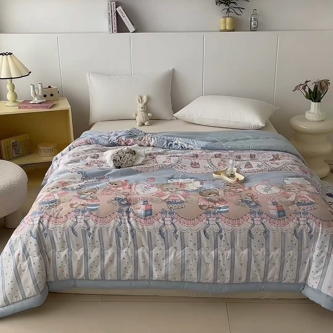 91家纺网 家纺一手货源 找家纺 爱宝被业 2025新款亲肤棉印花100%新疆棉花夏被空调被 啵啵熊