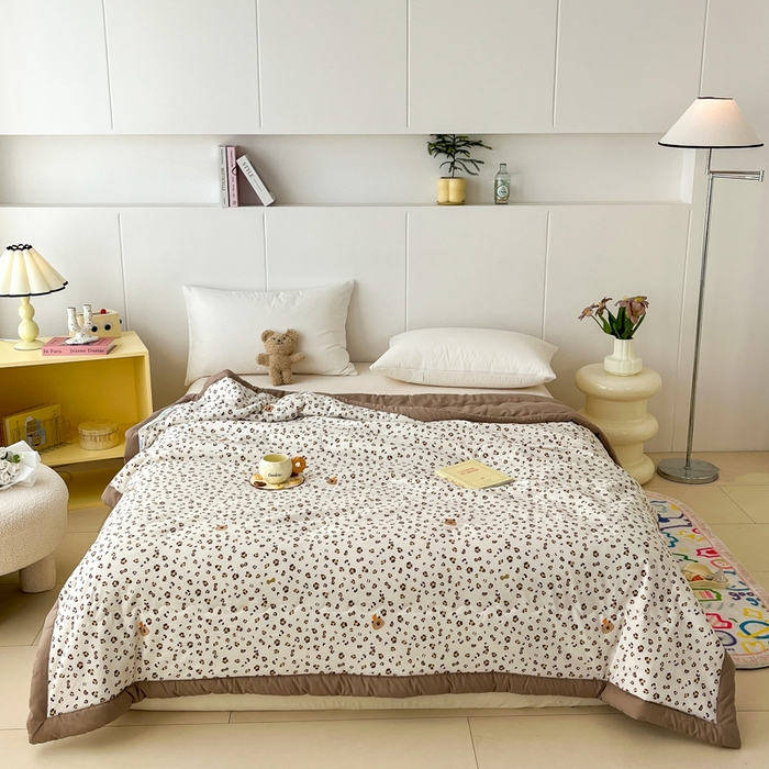 91家纺网 家纺一手货源 找家纺 爱宝被业 2025新款亲肤棉印花100%新疆棉花夏被空调被 心动-咖